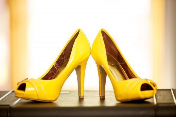 รูปภาพ:http://images6.fanpop.com/image/photos/34500000/Yellow-Shoes-yellow-34593814-590-393.jpg