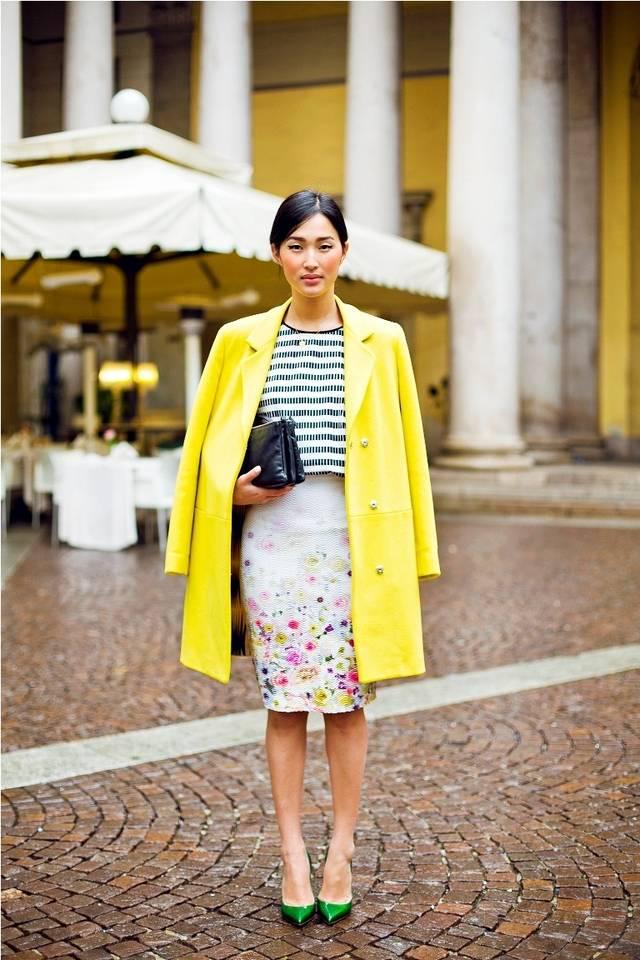 รูปภาพ:http://glamradar.com/wp-content/uploads/2016/01/5.-yellow-coat-with-floral-skirt-and-striped-top.jpg