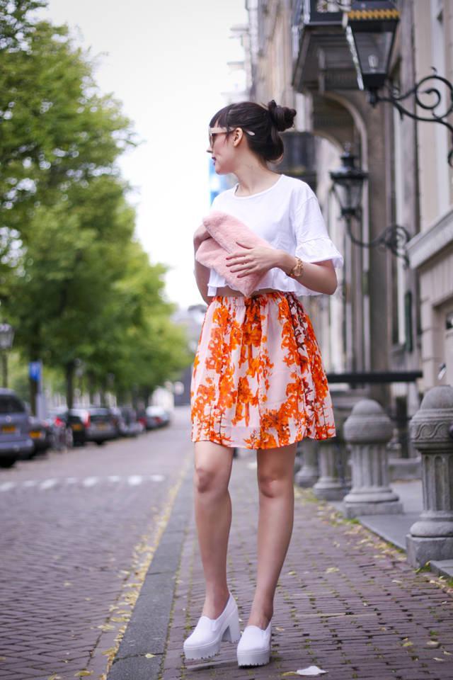 รูปภาพ:http://www.adashoffash.com/wp-content/uploads/floral-skirt-oasap-ruffled-crop-top-oasap-fluffy-pink-clutch-white-heels-zerouv-sunglasses-8.jpg