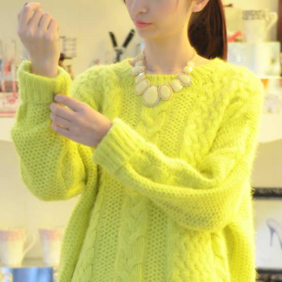 รูปภาพ:http://i00.i.aliimg.com/wsphoto/v0/1526502700/2013-autumn-and-winter-vintage-twisted-coarse-bar-knitted-sweater-fashion-neon-color-coarse-sweater-female.jpg