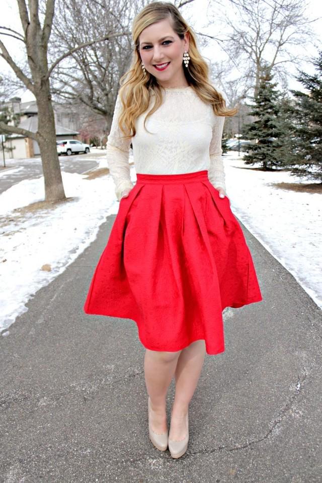 รูปภาพ:http://rachelslookbook.com/wp-content/uploads/2015/02/lace-top-red-skirt-683x1024.jpg
