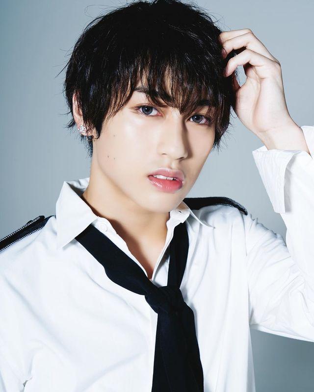 รูปภาพ:https://web-m.webcdn.stream.ne.jp/www09/web-m/produce101.jp/shared/uploads/photo/040_gutiereztakeru_3.jpg