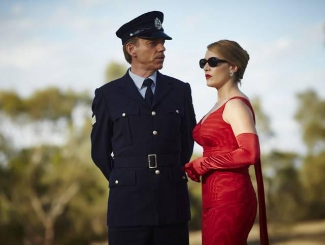 รูปภาพ:http://clothesonfilm.com/wp-content/uploads/2015/11/The-Dressmaker_Kate-Winslet_red-dress-mid_Image-credit-Universal-Pictures-797x600.jpg