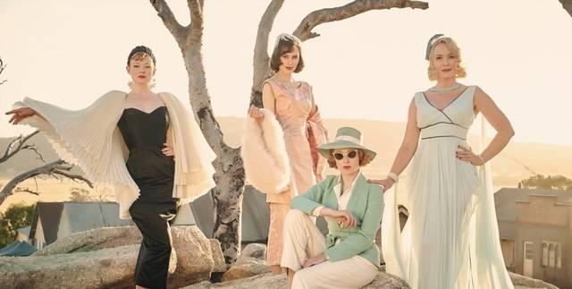 รูปภาพ:http://www.cinemazzi.com/wp-content/uploads/2015/11/Costuming-the-cast-of-The-Dressmaker.jpg