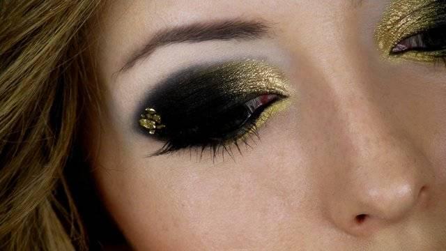 รูปภาพ:http://www.fashiondivadesign.com/wp-content/uploads/2013/12/New-Years-Eve-black-and-gold-eye-makeup.jpg