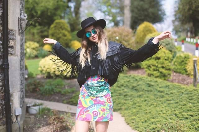 รูปภาพ:http://glamradar.com/wp-content/uploads/2015/09/3.-colorful-skirt-with-fringe-jacket.jpg