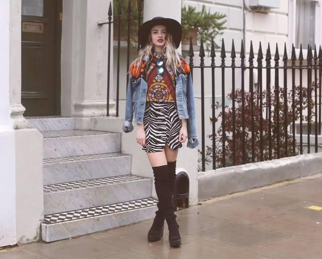 รูปภาพ:http://glamradar.com/wp-content/uploads/2015/09/2.-colorful-top-with-zebra-print-skirt.jpg