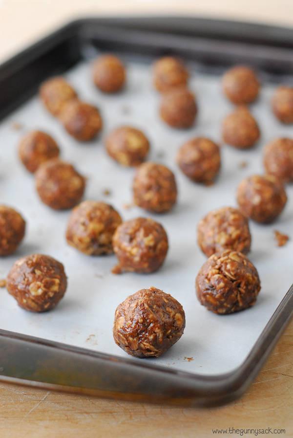 รูปภาพ:http://www.thegunnysack.com/wp-content/uploads/2014/05/Granola_Bites_Recipe.jpg