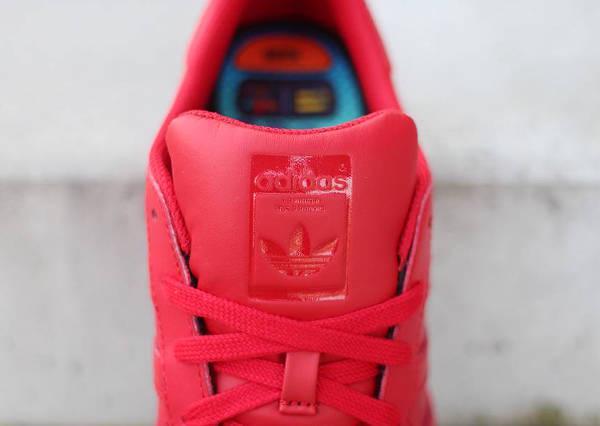 รูปภาพ:http://www.sneakers-actus.fr/wp-content/uploads/2015/03/Adidas-Superstar-x-Pharrell-Williams-Supercolors-Equality-d%C3%A9tails-1.jpg