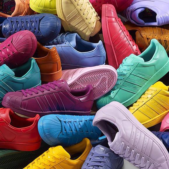 รูปภาพ:http://www.sneakerfiles.com/wp-content/uploads/2015/03/pharrell-adidas-superstar-supercolor-release-50-different-colors.jpg