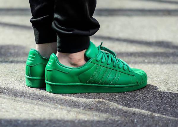 รูปภาพ:http://www.sneakers-actus.fr/wp-content/uploads/2015/03/Adidas-Superstar-x-Pharrell-Williams-Supercolors-Equality-aux-pieds-8.jpg