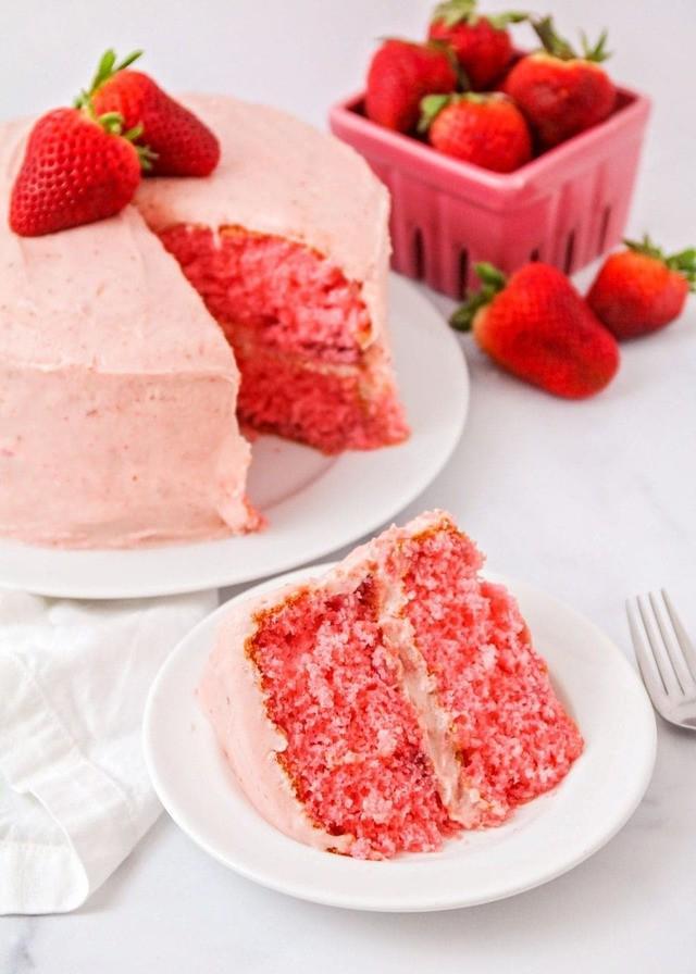 รูปภาพ:https://lilluna.com/wp-content/uploads/2020/04/strawberry-cake-resize-23.jpg