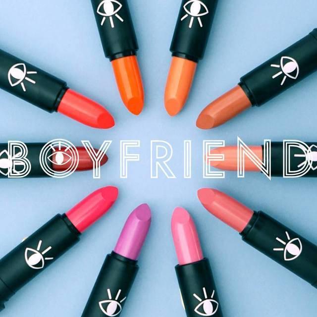 ภาพประกอบบทความ รีวิว 10 สีลิปสติกจาก "Boyfriend" แบรนด์ใหม่สุดเริ่ด สีสันสวยบาดใจ!