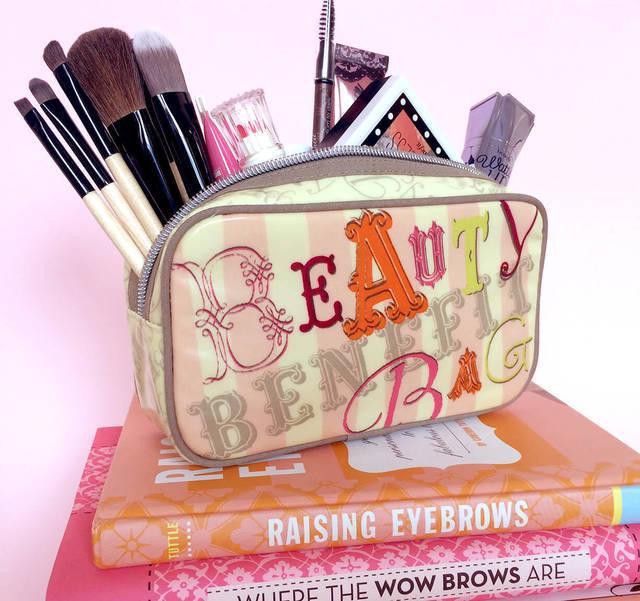 รูปภาพ:https://www.benefitcosmetics.com/uk/en-gb/sites/uk/files/benefit-beauty-bag-whyweloveit-1.jpg