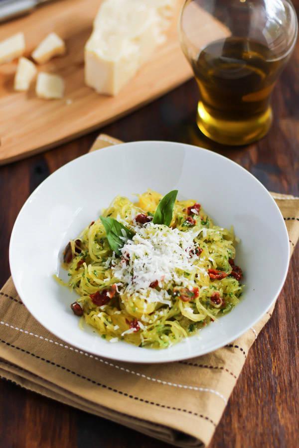 รูปภาพ:http://www.primaverakitchen.com/wp-content/uploads/2014/11/Spaghetti-Squash-with-Sundried-Tomatoes-and-Basil-a-delicious-gluten-free-meal-3.jpg