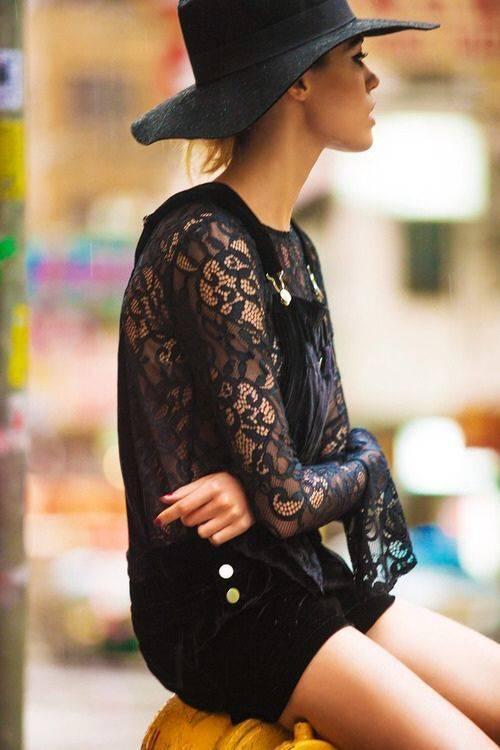 รูปภาพ:http://glamradar.com/wp-content/uploads/2014/08/black-lace-blouse.jpg