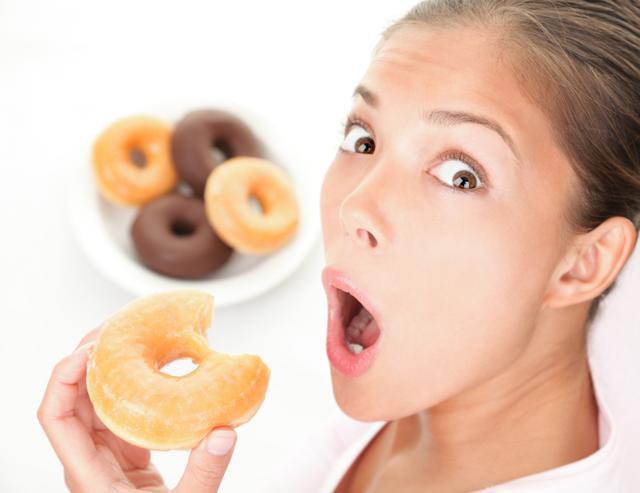รูปภาพ:http://fitnessandhealthadvisor.com/wp-content/uploads/2013/10/woman-eating-donut.jpg