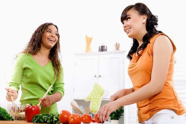 รูปภาพ:http://cdn.sheknows.com/articles/2010/05/Food/600x399-friends-cooking-healthy.jpg