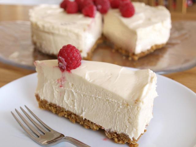 รูปภาพ:http://wickedfood.co.za/wp-content/uploads/2009/06/white-chocolate-cheesecake-dreamy.jpg