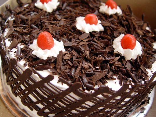 รูปภาพ:http://www.budsnroses.co.in/media/catalog/product/cache/1/image/9df78eab33525d08d6e5fb8d27136e95/b/l/black_forest_cake_3.jpg