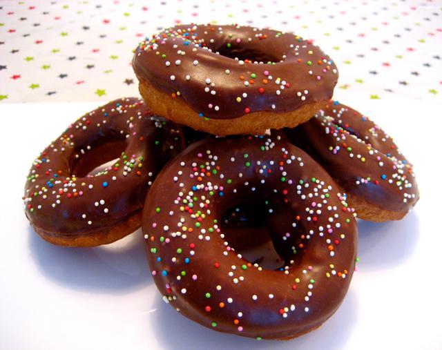 รูปภาพ:http://thec10.com/wp-content/uploads/2014/02/springkle-chocolate-donut.jpg