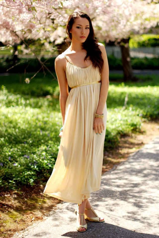 รูปภาพ:http://glamradar.com/wp-content/uploads/2015/11/3.-pastel-yellow-dress-with-gold-sandals.jpg