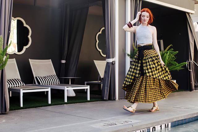 รูปภาพ:http://glamradar.com/wp-content/uploads/2015/11/5.-checkered-skirt-with-gold-sandals.jpg