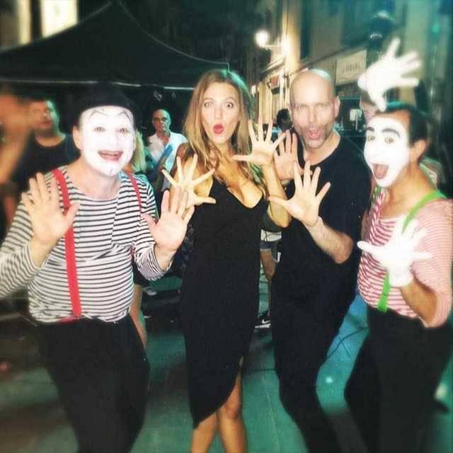 รูปภาพ:http://assets.elleuk.com/gallery/26297/blake-lively-mime-artists-july-instagrams-gallery__large.jpg