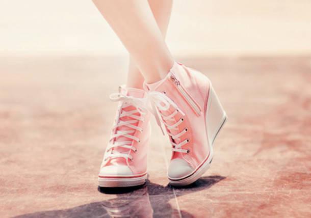 รูปภาพ:http://picture-cdn.wheretoget.it/09mxz5-l-610x610-shoes-converse-pink-high+heels-aqua+blue-pastel+pink-wedges-converse+high+tops-converse+wedges-pink+high+heels-hitops.jpg