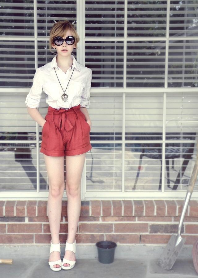 รูปภาพ:http://glamradar.com/wp-content/uploads/2014/06/red-high-waisted-shorts.jpg