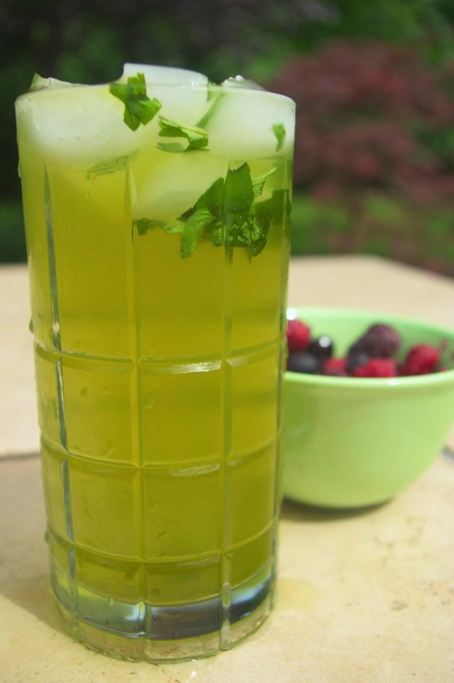 รูปภาพ:https://plateandmat.files.wordpress.com/2012/06/mint-iced-green-tea.jpg