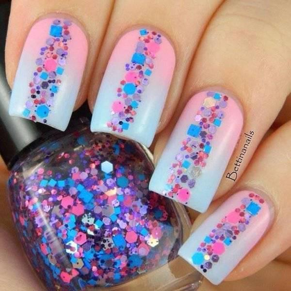 รูปภาพ:http://www.prettydesigns.com/wp-content/uploads/2015/10/Pink-to-Blue-Gradient-Nail-Design.jpg