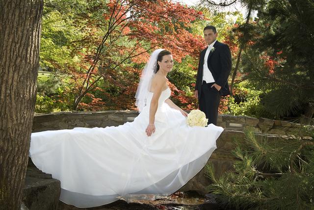 รูปภาพ:http://ironstoneweddings.com/wp-content/uploads/2012/02/Bride-and-groom-on-bridge.jpg