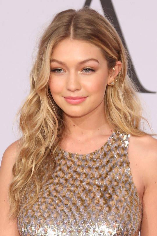 รูปภาพ:http://www.glamour.com/images/beauty/2015/10/gigi-hadid-very-wavy-hair-w540.jpg