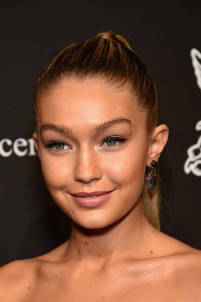 รูปภาพ:http://www3.pictures.stylebistro.com/gi/Gigi+Hadid+Long+Hairstyles+Ponytail+c5ff7xst_t2l.jpg