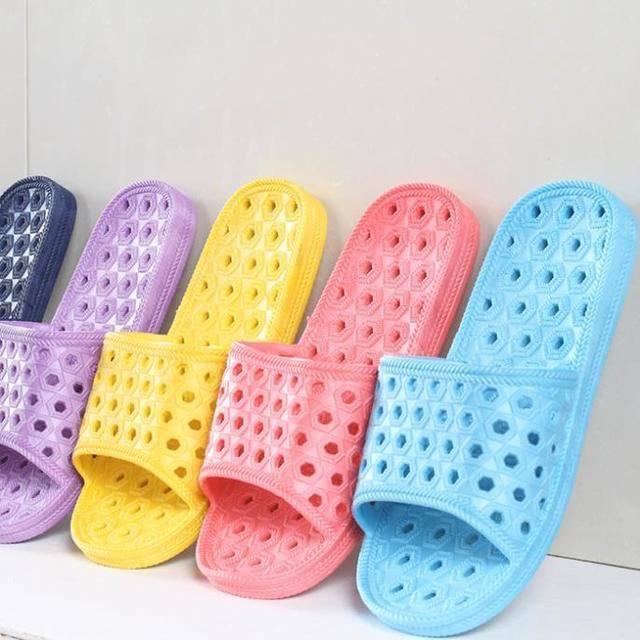 รูปภาพ:http://i01.i.aliimg.com/wsphoto/v1/1999009345_1/Leaking-bath-home-slippers-summer-shoes-wholesale-plastic-hollow-men-and-women-slip-bathroom-slippers-sandals.jpg
