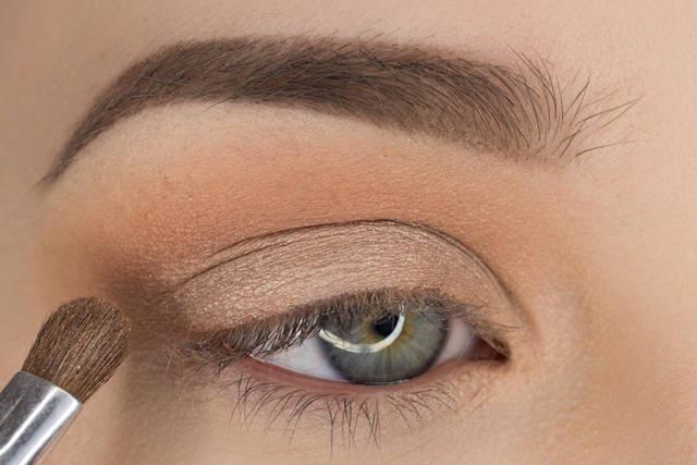 รูปภาพ:http://sultrysuburbia.com/wordpress/wp-content/uploads/2015/03/simple-pretty-eyeshadow-tutorial-2-4.jpg