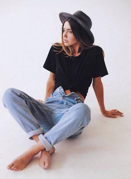 รูปภาพ:http://picture-cdn.wheretoget.it/13tngk-l-610x610-jeans-blue+jeans-women-black+t+shirt-hat.jpg