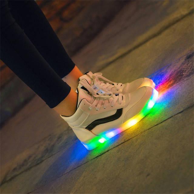 ภาพประกอบบทความ จุดไฟให้ชีวิต "รองเท้าผ้าใบ LED" มีแล้วชีวิตจะมีสีสัน!!