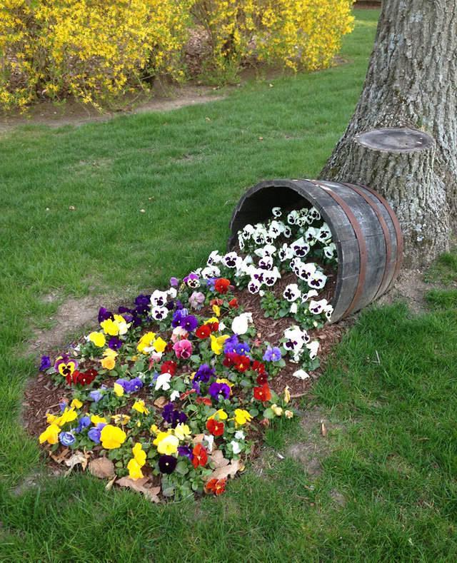 รูปภาพ:http://static.boredpanda.com/blog/wp-content/uploads/2015/07/spilled-flowers-garden-ideas-15__880.jpg