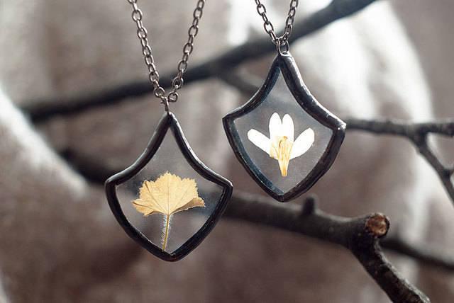 รูปภาพ:http://static.boredpanda.com/blog/wp-content/uploads/2016/04/pressed-flower-leaf-jewelry-stained-glass-wwheart-5.jpg