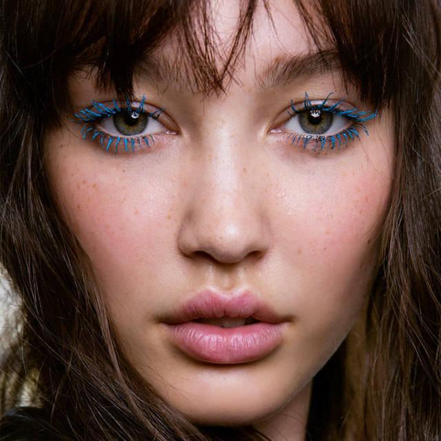 รูปภาพ:http://vanessacocomakeup.com/wp-content/uploads/2016/01/blue-mascara-thumbnail-_-how-to-wear-chanels-electric-blue-mascara-_-looks-_-red-online.jpg