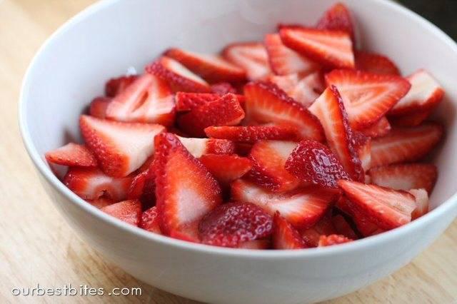 รูปภาพ:http://1.bp.blogspot.com/_gLGOsirSkHc/TEPYjcOOPsI/AAAAAAAANA4/HL4y0HDOfyE/s1600/sliced+strawberries.jpg
