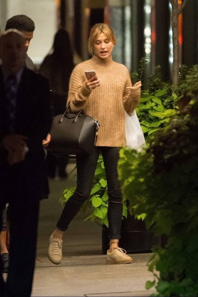 รูปภาพ:http://cliqueimg.com/cache/posts/172081/from-gigi-to-kendall-the-sneakers-celebs-loved-in-2015-1525002.640x0c.jpg