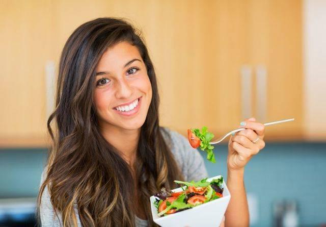 รูปภาพ:http://www.brightwatermedicalcentre.com.au/assets/images/healthy-woman-eating-salad.jpg