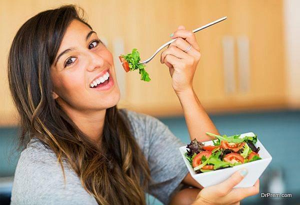รูปภาพ:http://www.alwaysfoodie.com/wp-content/uploads/2015/01/lady-eating-Sprout-Salad.jpg
