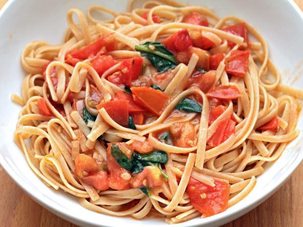 รูปภาพ:http://www.seriouseats.com/images/2012/09/20120906-dt-alice-waters-whole-wheat-pasta-with-tomato-vinaigrette.jpg