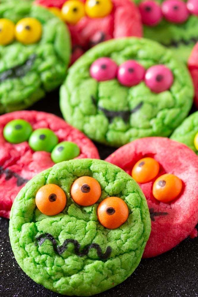 รูปภาพ:https://ikneadtoeat.com/wp-content/uploads/2018/08/Halloween-Monster-Cookies-5.jpg