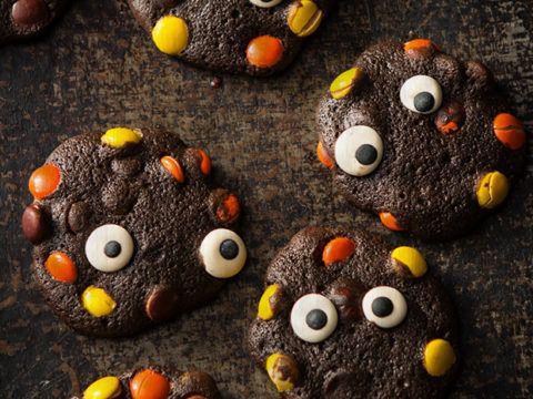 รูปภาพ:https://www.bakersroyale.com/wp-content/uploads/2015/10/Double-Chocolate-Monster-Cookies-Bakers-Royale-480x360.jpg