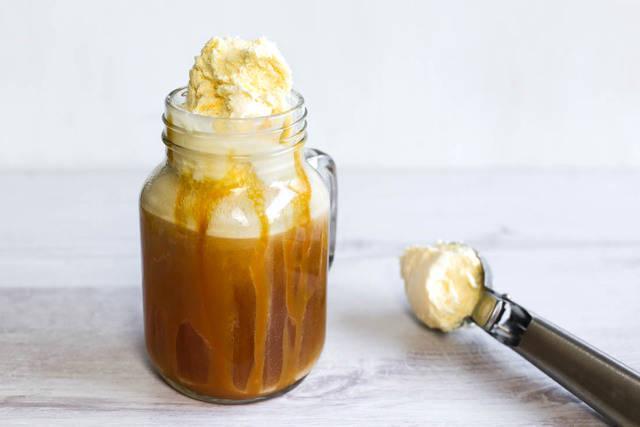 รูปภาพ:https://pixel.brit.co/wp-content/uploads/2016/01/Salted-caramel-beer-float-4.jpg